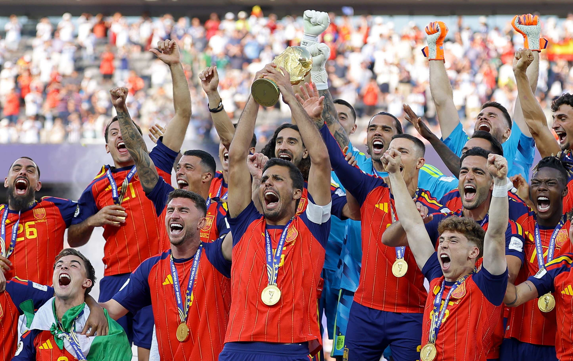 España campeona del mundo en 2026 levantando la Copa