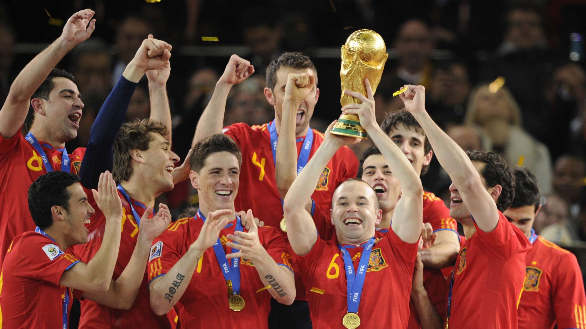 España campeona del mundo en 2010 levantando la Copa